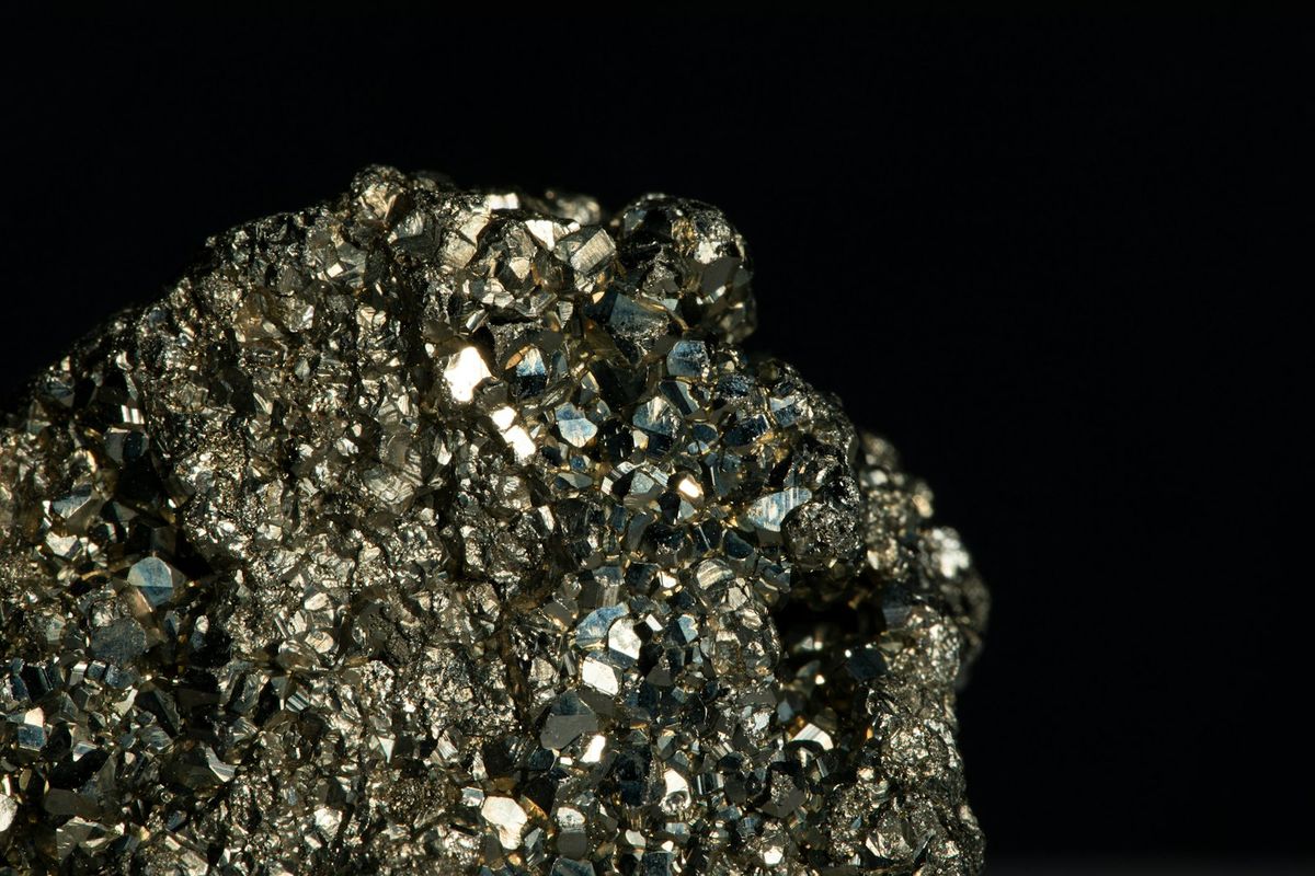 Raw lithium-bearing mineral ore